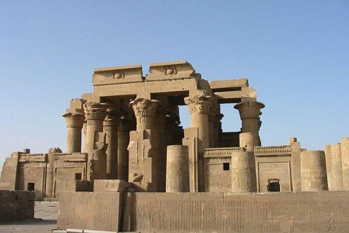 From Luxor: Overnight 5 Star Nile Cruise to Aswan with Guide