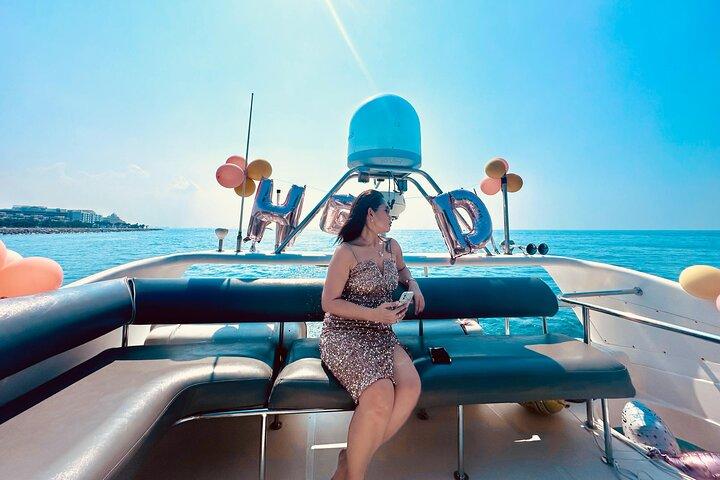 Dubai Yacht Tour – Private Luxury Yacht Charter from Dubai Marina