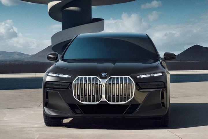 Luxury Sedan Departure from Manhattan to LaGuardia Airport LGA