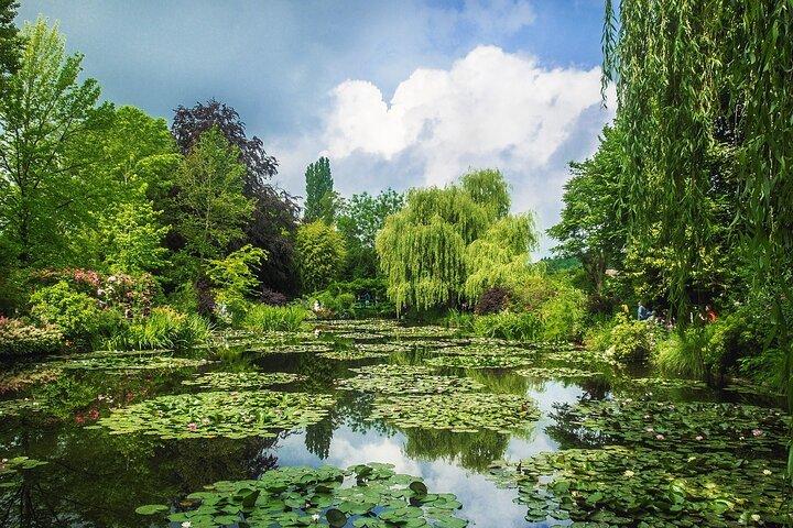 Private day trip from Paris to Giverny with a local driver