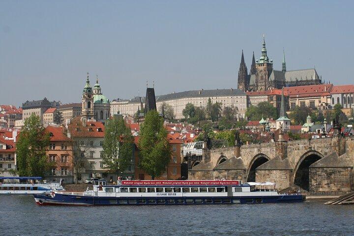 Prague: Sightseeing Boat Cruise with Buffet Dinner