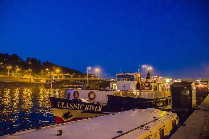 Prague: Sightseeing Boat Cruise with Buffet Dinner