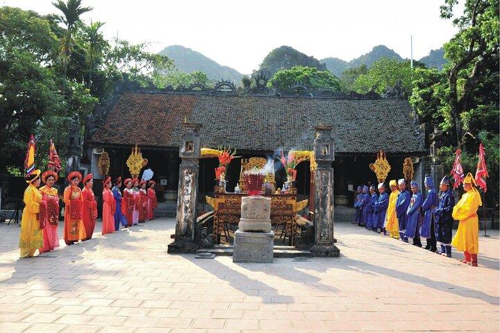 Hoa Lu - Tam Coc boat Trip and Mua Cave