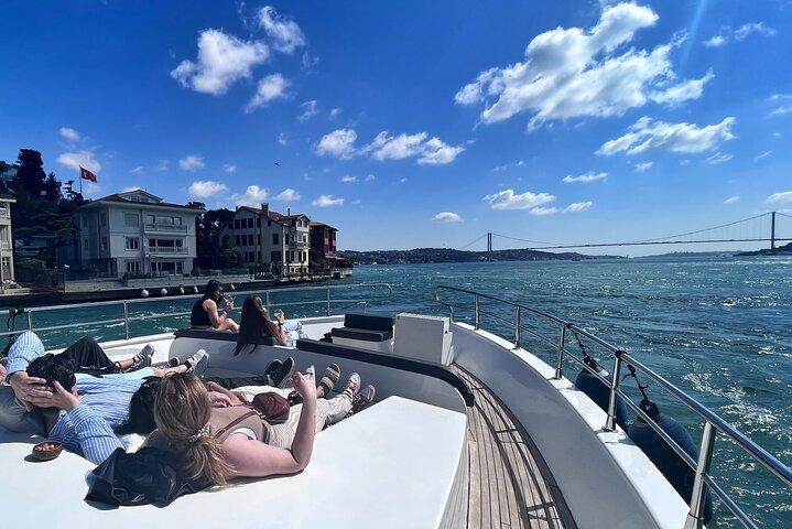 Bosphorus Cruise on Luxury Yacht with Guide & Asian Side Stop