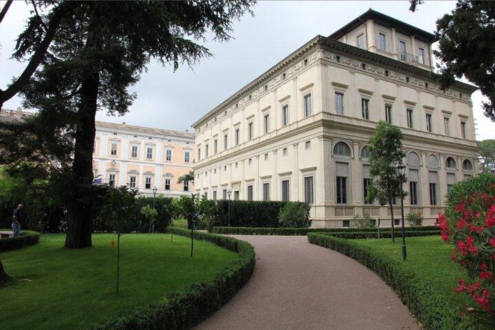 Rome Farnesina Villa and Trastevere Private Walking Tour