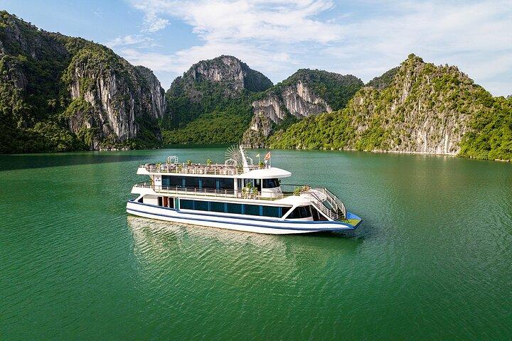 Halong Bay Luxury Cruise Day Trip with Hercules From Hanoi: