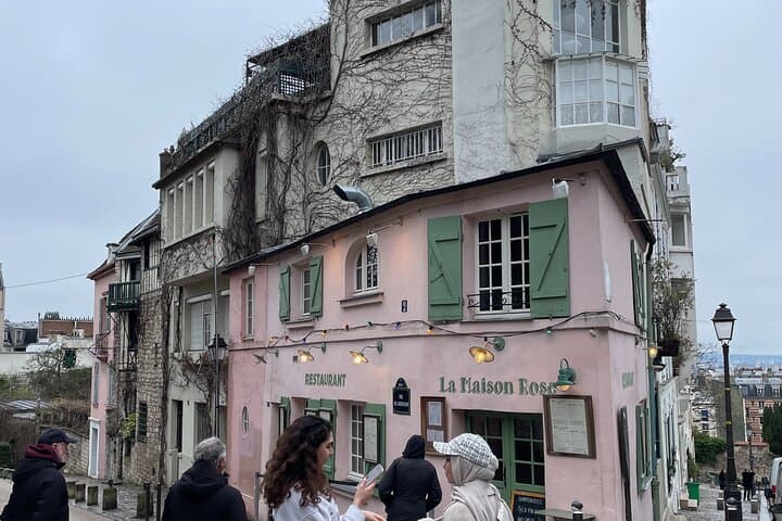 Paris: Montmartre Walking Tour with an Expert Guide