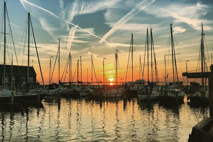 Volendam: E-bike rental with suggested countryside- and fisherman village route