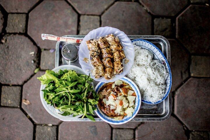 Hanoi Vegan Street Food Tour and Train Street