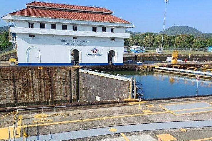 Half Day Tour, Old City and Miraflores Locks