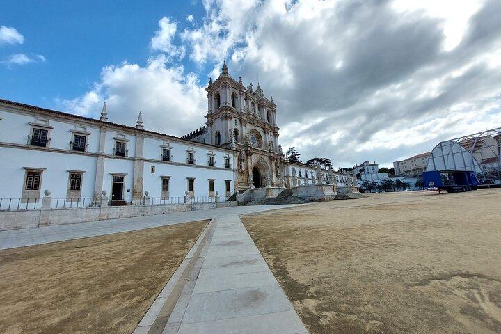 Tranquility to Thrills: Obidos,Alcobaca and Nazare Private Tour