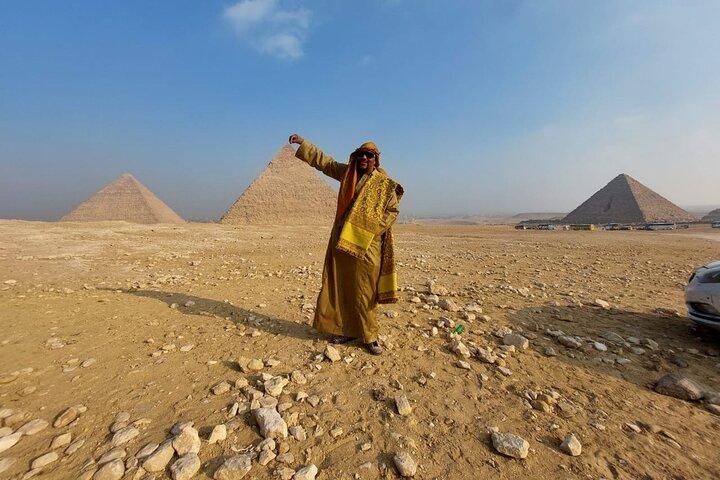 8-Hour Private Tour Pyramids, Egyptian Museum& Bazaars from Cairo