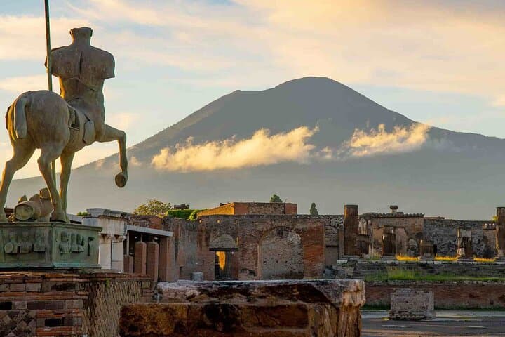 Unraveling Pompeii & Vesuvius: A Journey into the Past + Ebook
