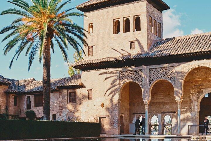 Granada: Alhambra & Nasrid Palaces Guided Tour in Small Groups