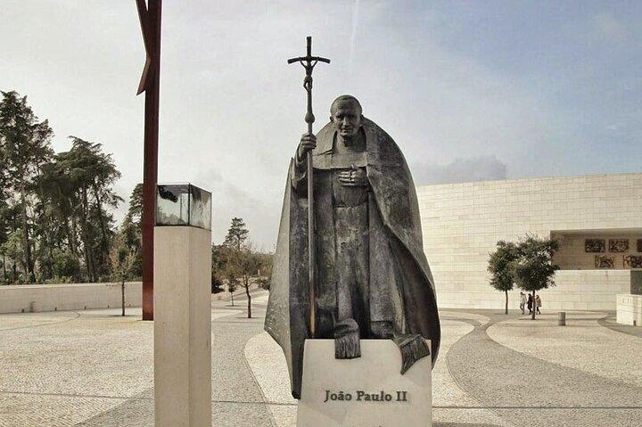 Private 1-Day Tour to Fátima Batalha Nazaré and Óbidos