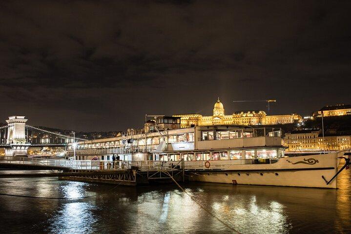 Budapest Late Night Danube Cruise with Live Music and Drinks