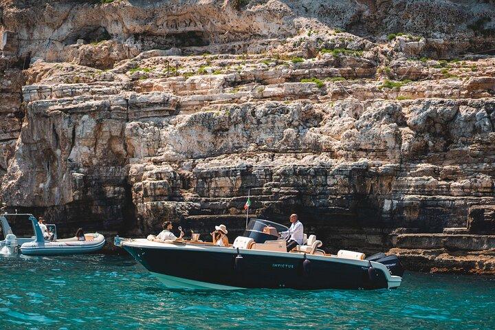 Shared tour of Polignano a Mare by boat with prosecco