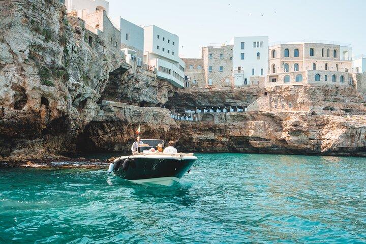 Shared tour of Polignano a Mare by boat with prosecco