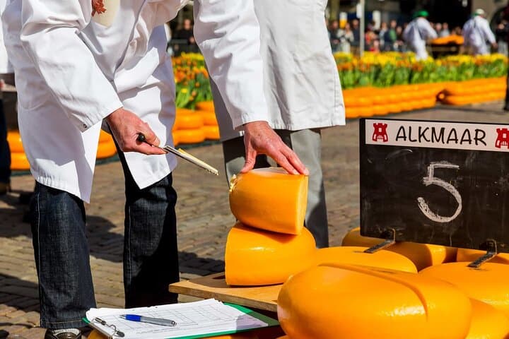 Tour to the Alkmaar Cheese market and Windmills from Amsterdam