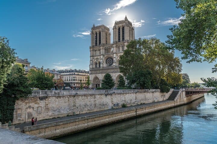 Île de la Cité Guided Tour & Exterior Notre Dame