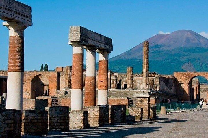 Pompeii-Vesuvius Combined Tour with Lunch and Wine Tasting
