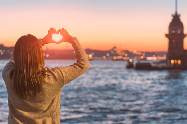 Istanbul Bosphorus Sunset Yacht Cruise with Snack and Refreshment