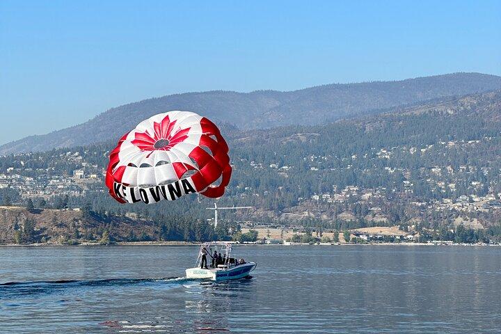 Kelowna: Morning Discount Parasailing Experience