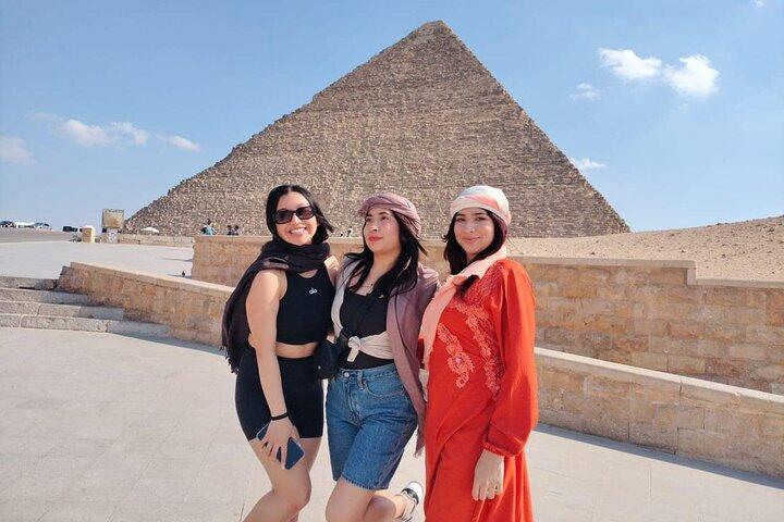 Private Tour of Giza Pyramids and Camel with Nile Dinner Cruise