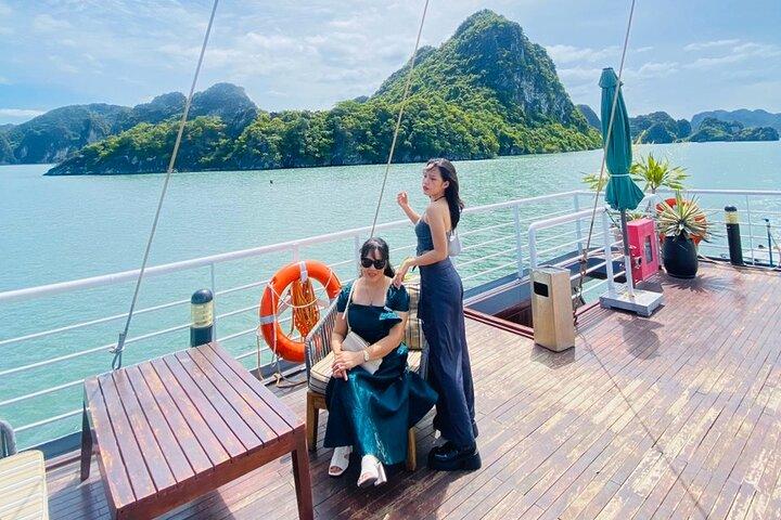Full Day Private Tour in Halong with Lunch