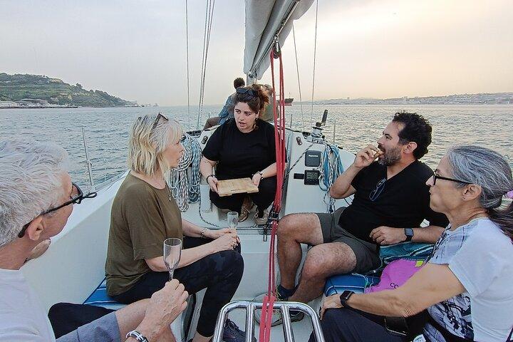 Lisbon : Sailboat Sunset Tour with Wine and Snacks