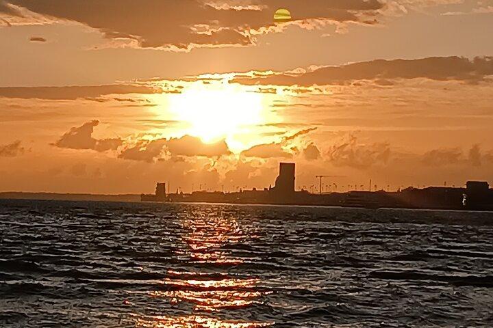 Lisbon : Sailboat Sunset Tour with Wine and Snacks