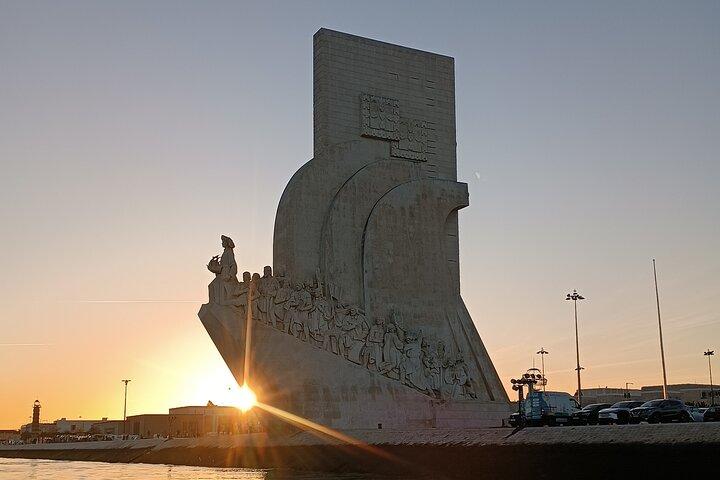Lisbon : Sailboat Sunset Tour with Wine and Snacks