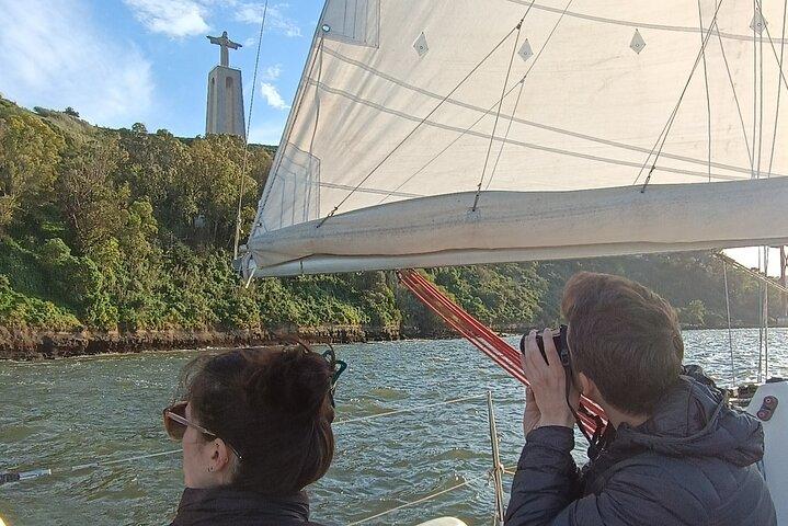 Lisbon : Sailboat Sunset Tour with Wine and Snacks