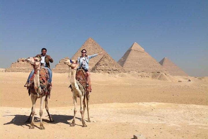 Private: Pyramids & Sphinx Guided Tour With Transfers & Drinks.