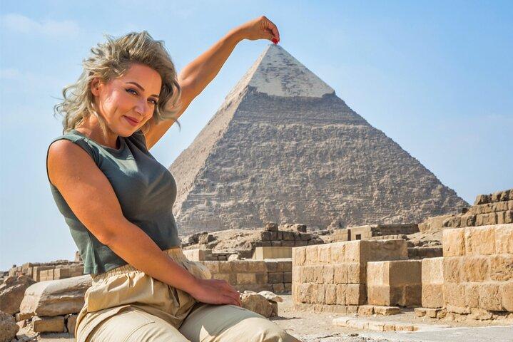 Private: Pyramids & Sphinx Guided Tour With Transfers & Drinks.