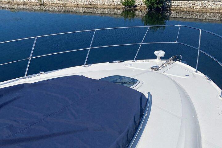 Private Yacht 48 ft Sting Ray City, Snorkel & Starfish Beach