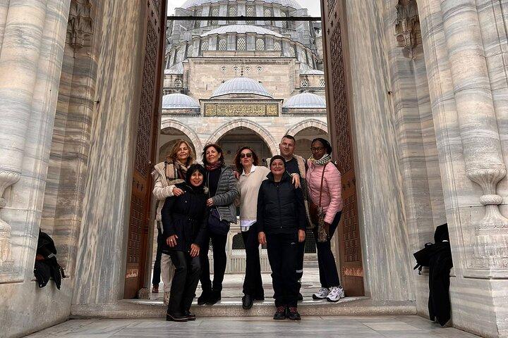 Suleyman's magnificent path: Mosques and Bazaars Tour