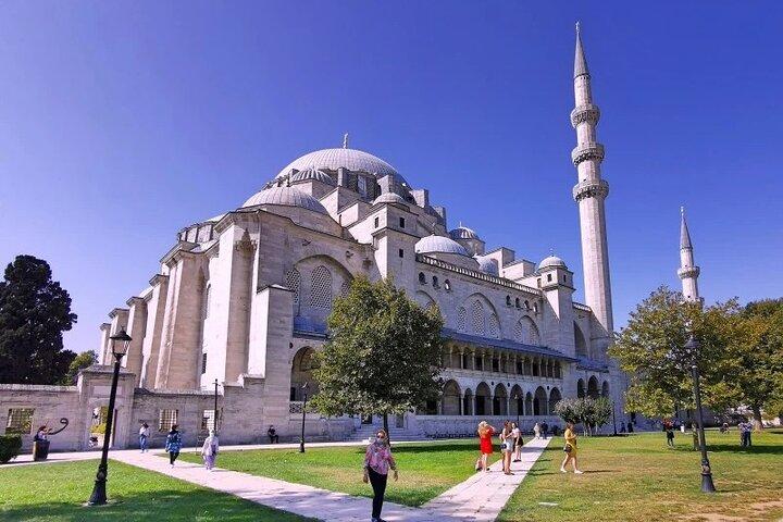 Suleyman's magnificent path: Mosques and Bazaars Tour