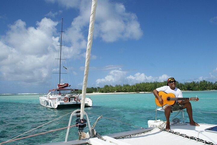 Mauritius: Ile Aux Cerfs Catamaran Tour with Lunch and Drinks