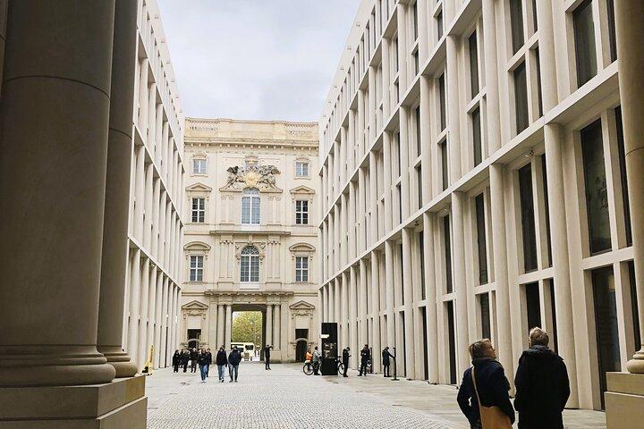 Quiz and fall in love in Berlin on Museum Island
