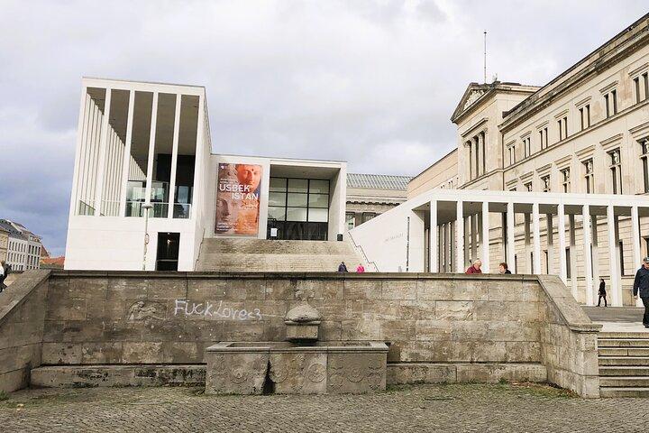 Quiz and fall in love in Berlin on Museum Island