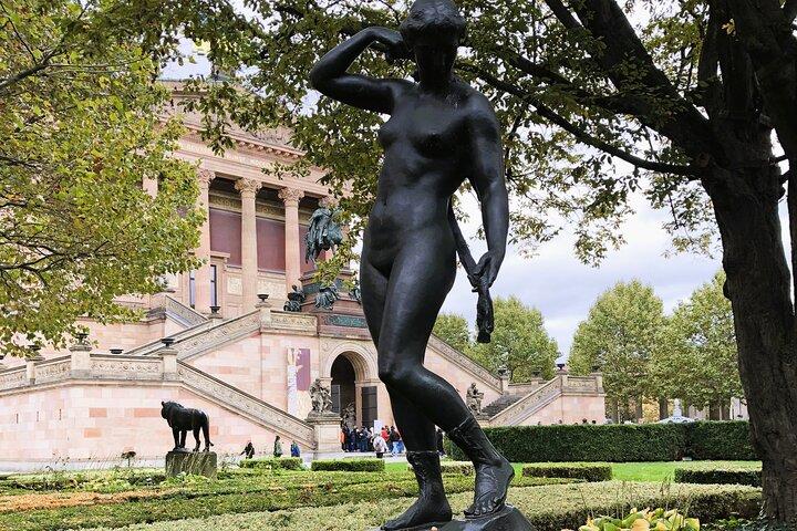 Quiz and fall in love in Berlin on Museum Island