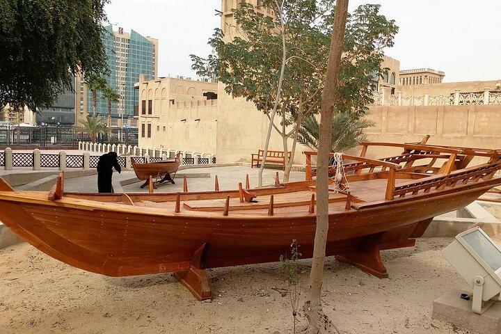 Dubai: Bur Dubai Abra Tour & Boat Ride with Museum of Illusions