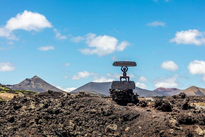 Lanzarote Volcanoes and Caves Tour from Fuerteventura
