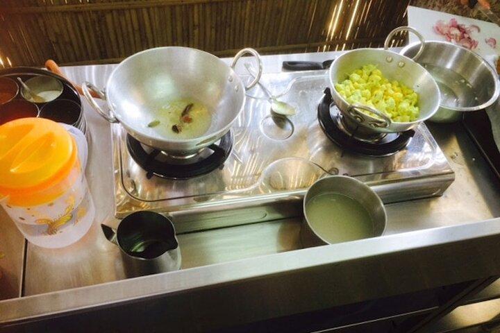 Market Tour and North Indian Vegetarian Cooking Class in Jaipur