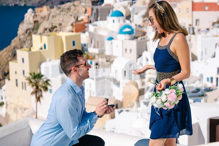 Santorini: Customized Private Photoshoot Walk in Oia