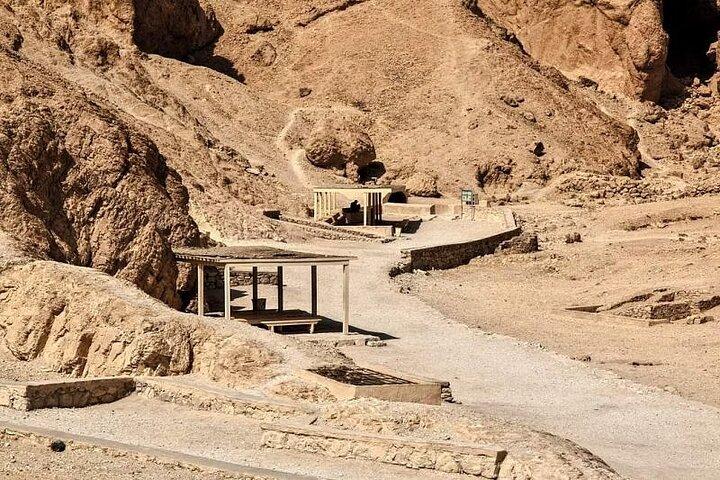 Luxor Day Tour to Valley of the Queens, Habu & Ramesseum Temples