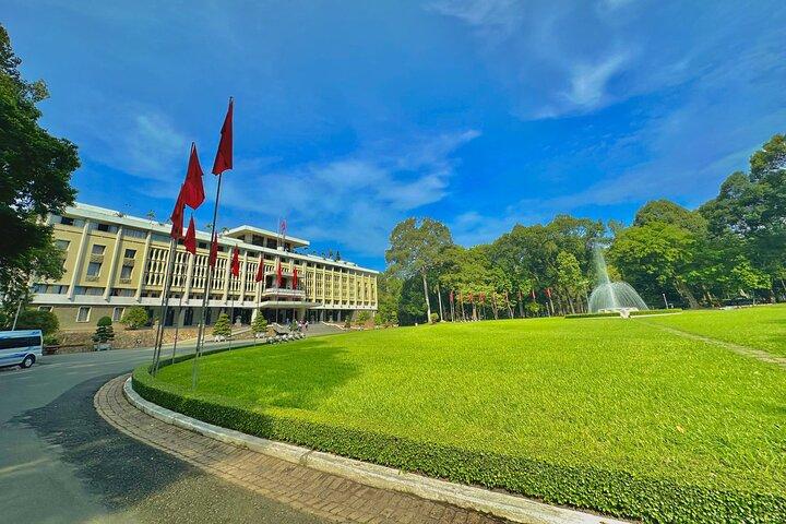 [Free E-sim] Independence Palace and War Remnants Museum Walking