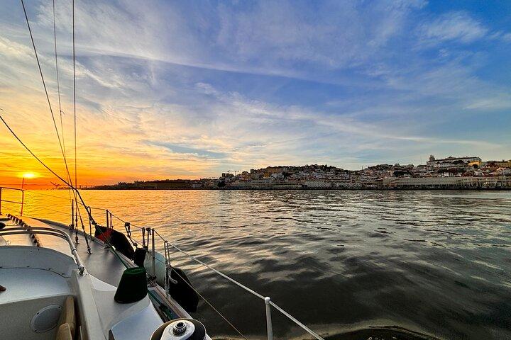 Romantic Sunset Sailing Experience in Lisbon