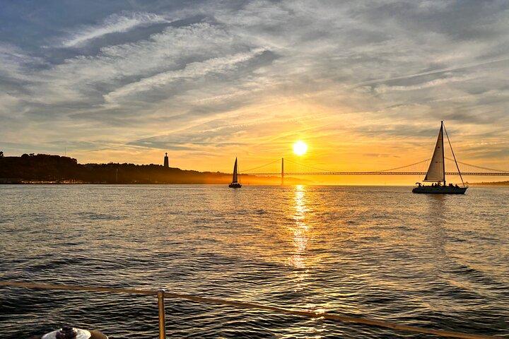Romantic Sunset Sailing Experience in Lisbon